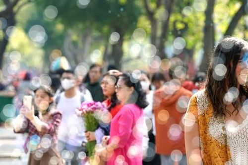 Nắng ấm, hồ Hoàn Kiếm đông nghịt người chiều mùng 3 Tết