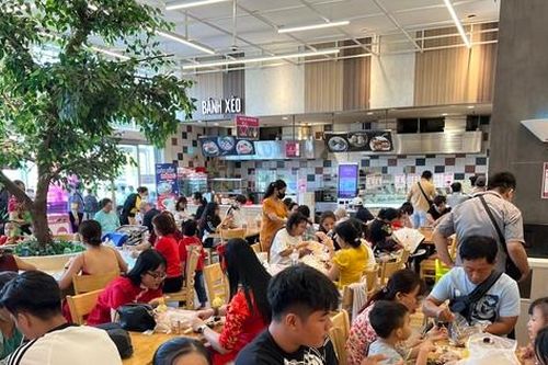Hàng ăn ở trung tâm thương mại kín chỗ ngày mùng 3 Tết