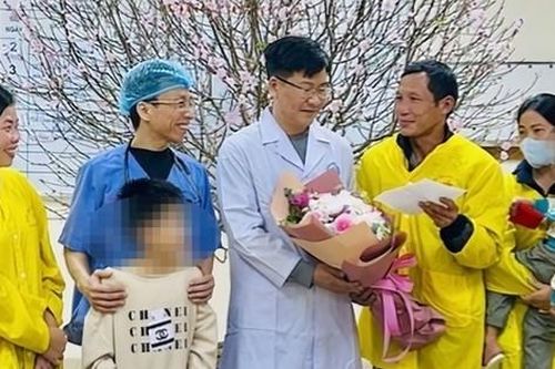 Khen thưởng các y, bác sĩ cứu sống 2 học sinh ở Thanh Hóa hôn mê sau khi ăn bim bim