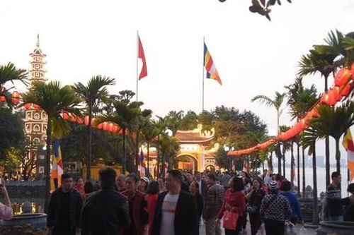 Chiều Mùng 3 Tết, người dân nô nức lễ chùa Trấn Quốc, đường Thanh Niên kẹt cứng