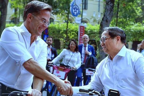 Chính khách đạp xe dạo phố, ăn bánh mì, uống cà phê
