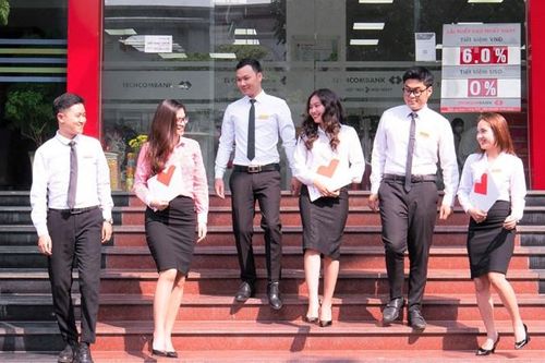Thu nhập nhân viên ngân hàng: Techcombank 'cô đơn' trên đỉnh
