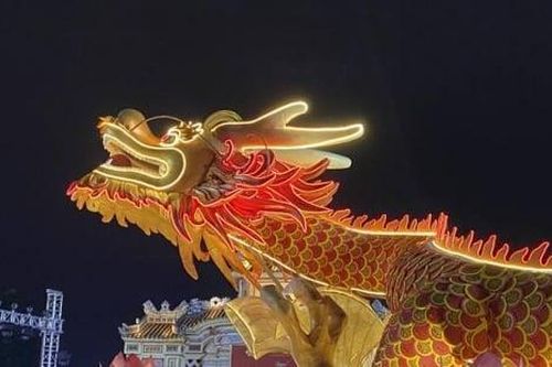Chen chân ngắm linh vật rồng dài 35 mét
