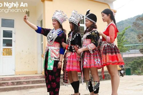 Sắc Xuân trên trang phục phụ nữ dân tộc Mông