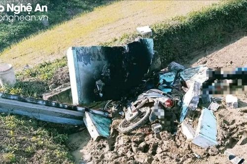 Hai người thương vong sau khi phóng xe máy đâm đổ cổng bê tông rồi bốc cháy
