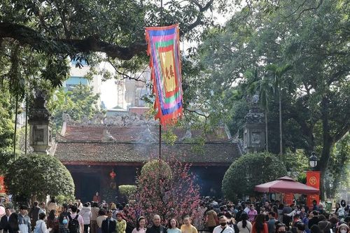 Người dân Thủ đô đi du Xuân lễ Tứ trấn Thăng Long mùng 3 Tết