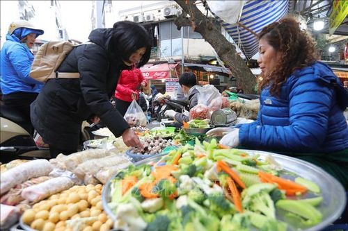 Mùng 3 Tết, nhiều mặt hàng thực phẩm, hoa tươi đã 'hạ nhiệt'