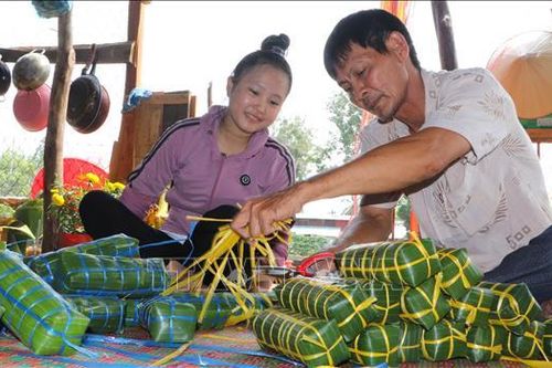 Gói bánh tét - lưu giữ nét đẹp Tết đoàn viên