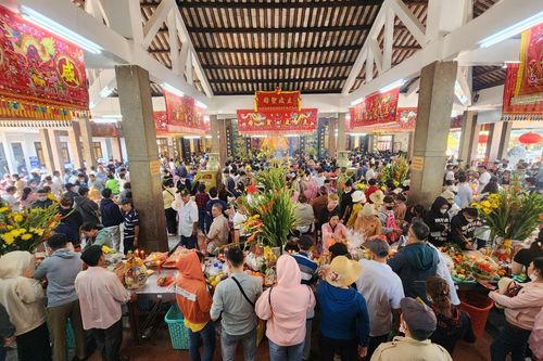 Chùa Bà Chúa xứ Núi Sam đông nghịt người trong ngày mùng 3 Tết