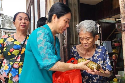 Ấm áp những món quà sẻ chia ngày Tết