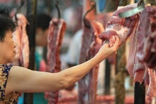 Vì sao thịt bò thường treo lên cao còn thịt lợn lại đặt trên bàn?