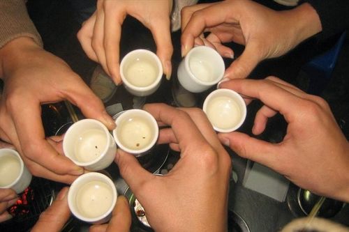 Ngày Tết, uống rượu ở mức vừa phải được hiểu thế nào?