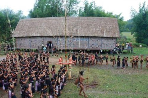Xuân về với buôn làng