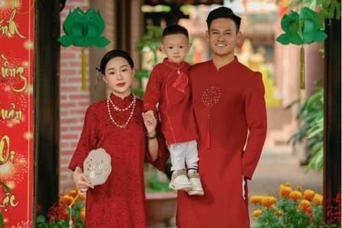 Vợ Hồ Tấn Tài hóa 'mợ chảnh' cùng chồng con du xuân