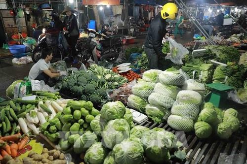 Hà Nội: Nhiều mặt hàng thực phẩm, hoa tươi đã 'hạ nhiệt' ngày mùng 3 Tết
