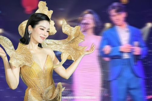Lệ Quyên đi diễn đầu năm, tình tứ khoác tay một chàng trai trên sân khấu