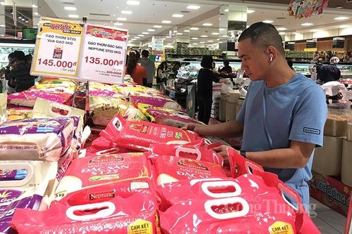 Thị trường ngày Mùng 3 Tết: Nguồn cung dồi dào, không có hiện tượng tăng giá đột biến