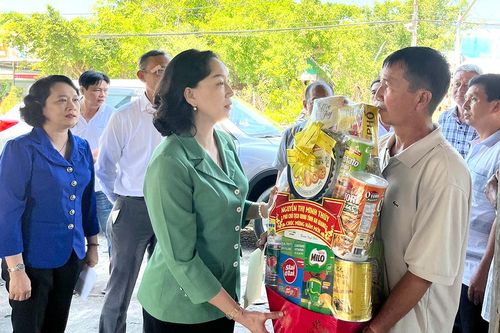 Phó Chủ tịch UBND tỉnh An Giang Nguyễn Thị Minh Thúy thăm, hỗ trợ gia đình bị hỏa hoạn ở Thoại Sơn