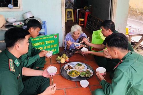 Mang Tết ấm áp đến với người dân biên giới