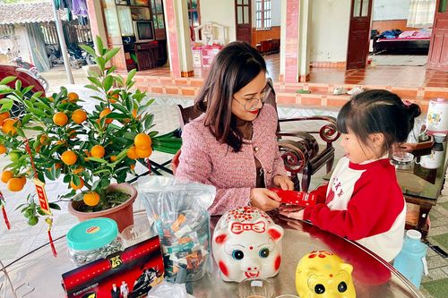 Dạy trẻ dùng tiền mừng tuổi đúng cách