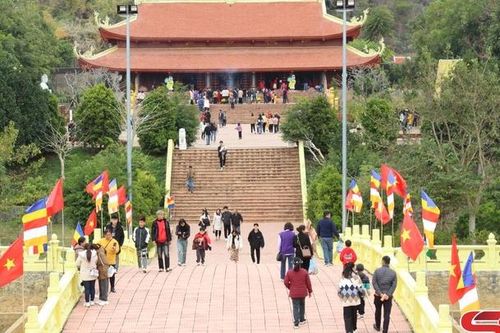 Nhộn nhịp đi lễ đầu năm