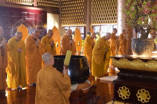 Trang nghiêm Lễ khai kinh Dược Sư đầu xuân tại chùa Huê Nghiêm