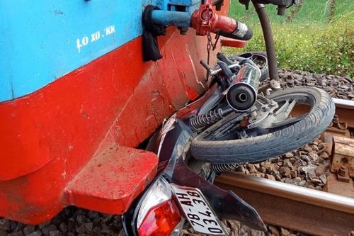 Chạy xe máy băng qua đường sắt có cảnh báo tự động, hai người thương vong