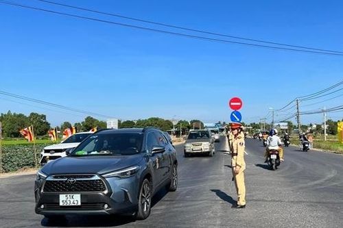 Những 'bóng hồng' CSGT đội nắng phục vụ người dân vui xuân