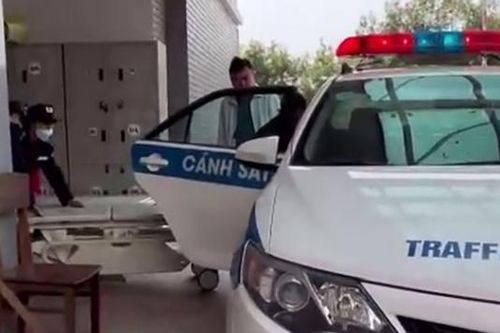 CSGT giúp đỡ người đàn ông bị đột quỵ trên đường