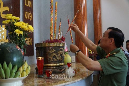 Trung tướng Lê Tấn Tới dâng hương tại Nhà tưởng niệm Cái Nhúc - Tân Thành