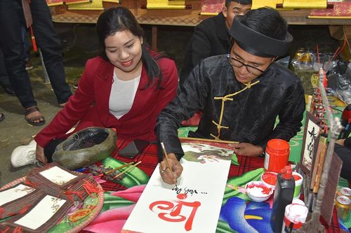 Đầu năm đi chợ đình Bích La cầu may, cầu duyên