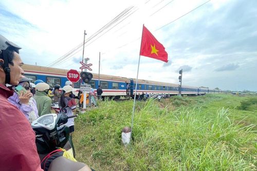 Băng qua đường sắt, 2 cô gái đi xe máy bị tàu hỏa tông thương vong