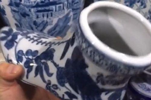 Cười xỉu khi mua lọ hoa lại được đôi giày