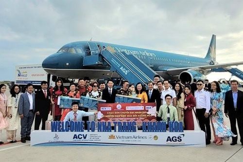 Tưng bừng đón khách quốc tế 'xông đất' đầu năm Giáp Thìn