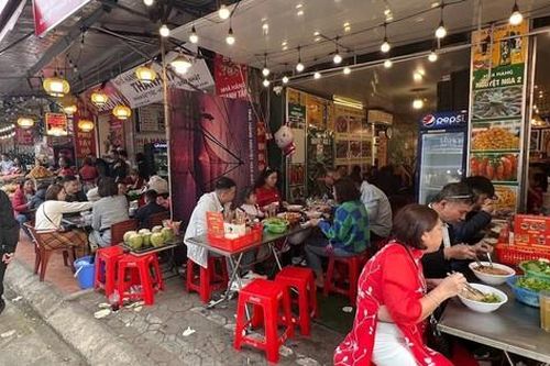 Tết nhộn nhịp ngay sau giao thừa, một số quán ăn phục vụ xuyên Tết