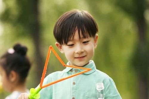 Biết được điều này, cha mẹ sẽ ngừng nuôi dạy con trai mù quáng theo kiểu 'nghèo khổ'