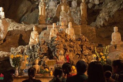 Người dân đổ về chùa Trầm, lễ Phật cầu an trong ngày mùng 3 Tết Nguyên đán