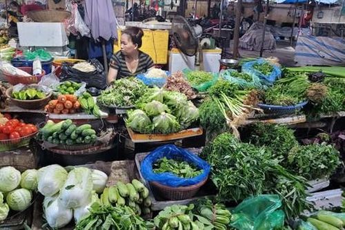 Ngày Mùng 3 Tết, trái cây giá cao, hoa tươi bất ngờ 'hạ nhiệt'