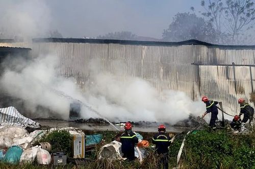 Trưa mồng 3 Tết: Cháy xưởng xay nhựa và ép giấy ở Hải Phòng