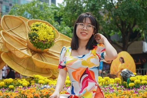 Người dân TPHCM nô nức check-in với linh vật rồng đường hoa Nguyễn Huệ