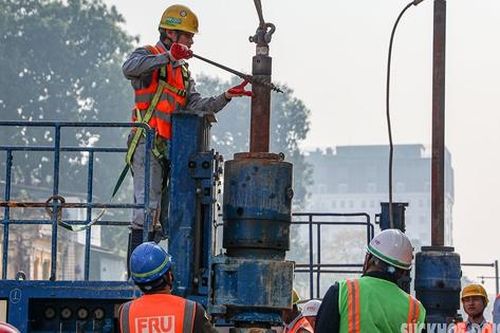 'Món quà' đầu Xuân cho người lao động công trường Ga S12