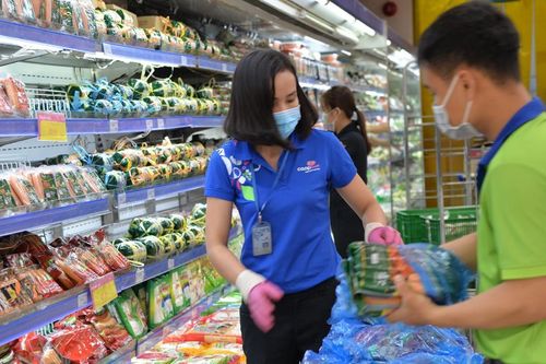 Nhiều chợ, siêu thị mở cửa, giá rau quả giảm