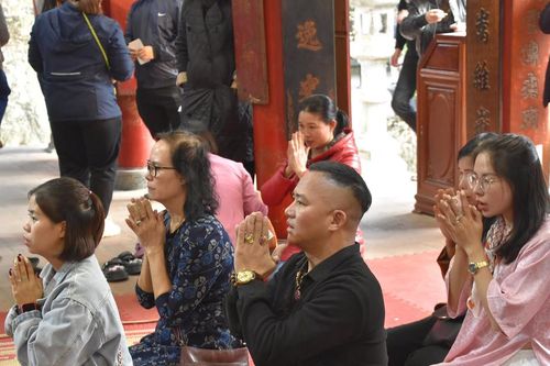 Nườm nượp người dân đến chiêm bái, dâng hương tại đền thờ Tản Viên Sơn Thánh