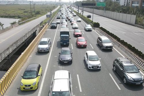 Người dân lỉnh kỉnh đồ đạc trở lại Thủ đô sớm