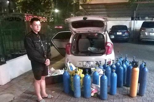 Nam thanh niên lợi dụng chơi Tết lái ô tô vận chuyển 25 bình khí cười