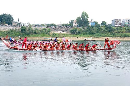 Sôi nổi hội đua thuyền truyền thống trên sông Lô Xuân Giáp Thìn