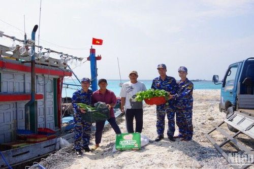 Đảo Sơn Ca (Trường Sa) hỗ trợ ngư dân lương thực, thực phẩm