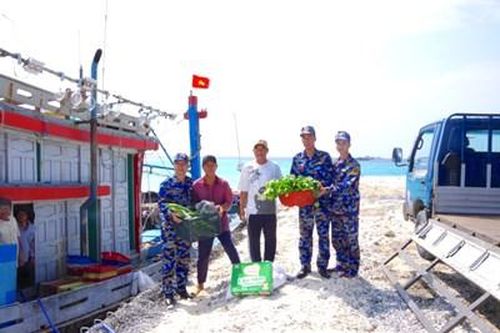 Huyện Trường Sa: Hỗ trợ kịp thời lương thực và nước ngọt cho tàu cá Bình Định