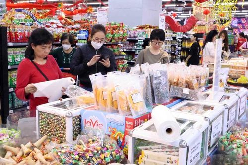 Chợ, siêu thị mở cửa trở lại, giá hàng hóa giảm