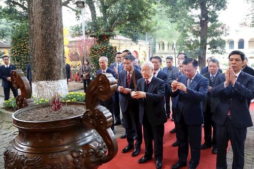 Tổng Bí thư Nguyễn Phú Trọng dâng hương tại Điện Kính Thiên, Hoàng thành Thăng Long
